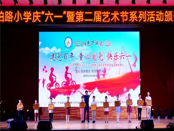 黑云玩电脑游戏画面